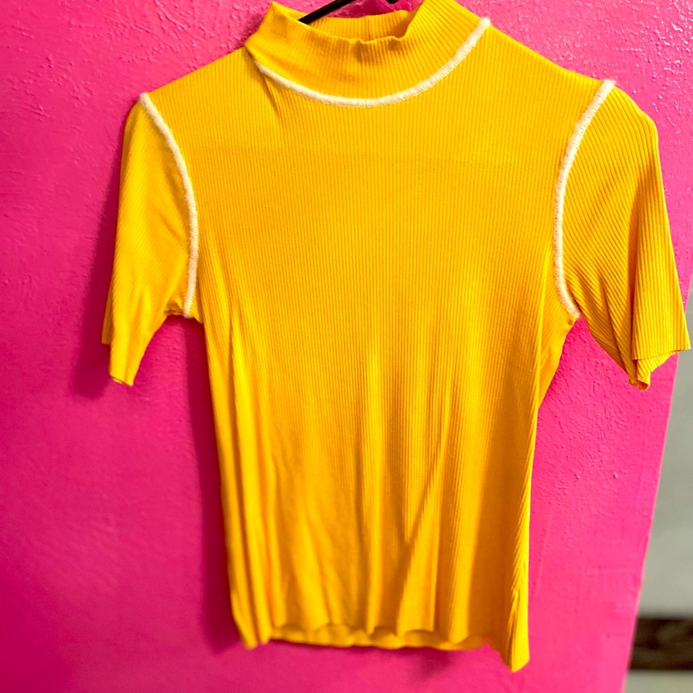 Soft nice bright yellow short sleeve shirt!  Looks great dressed up or down.